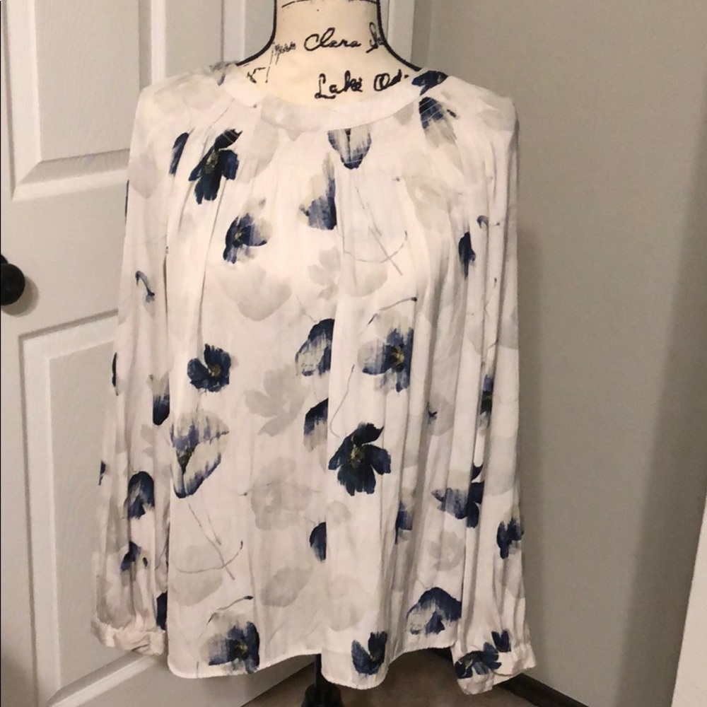 Gorgeous Flowered Satin-Type Blouse